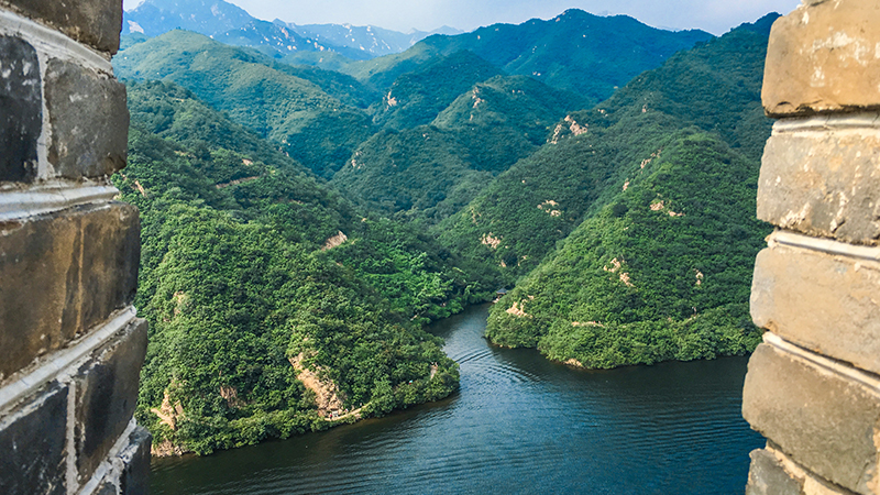 Admire the view on Huanghuacheng Great Wall