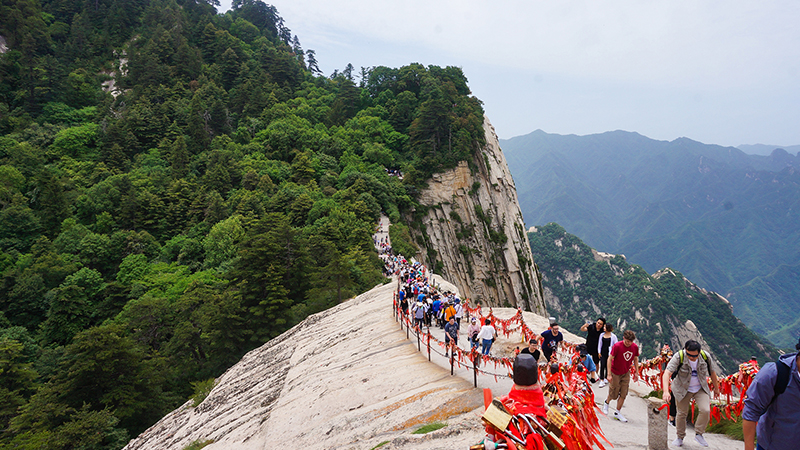 Autumn is perfect for climbing Huashan