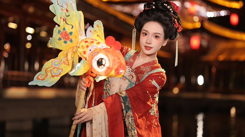 Try Hanfu costume and take photos