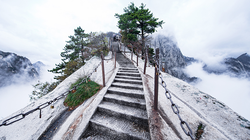 Climbing up the Mount Hua