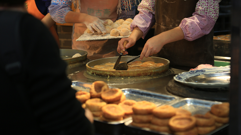 Try local food at Muslim Quarter