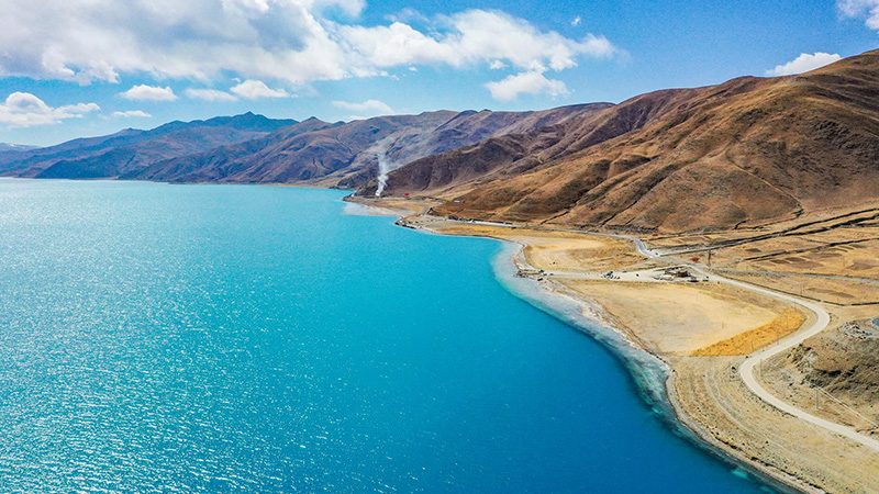 The view of Yamdrok Lake on a sunny day