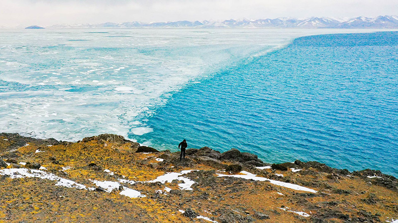 The snow scenery of Yamdrok Lake