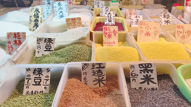 A grocery store at Lequn Market