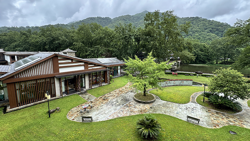 A scenic hotel at the foot of Fanjingshan