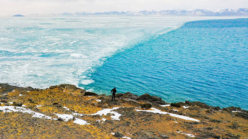 Lake Yamdrok in Tibet