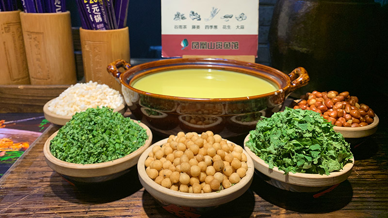 Guilin oil tea with different toppings