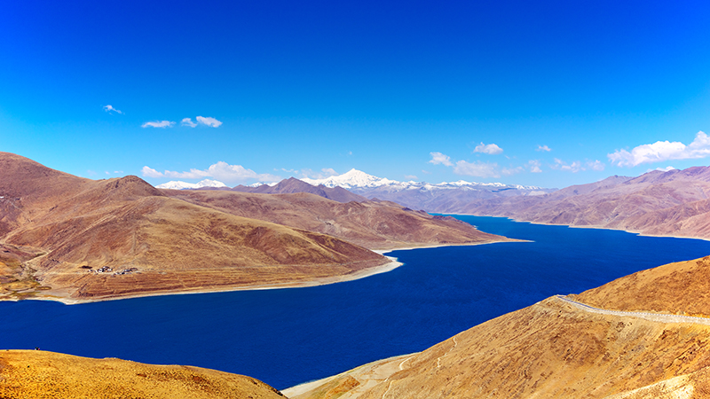 The beautiful scenery of Yamdrok Lake