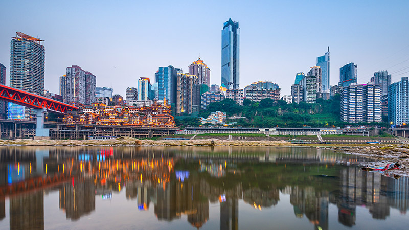 Admire Hongya Cave from across the river