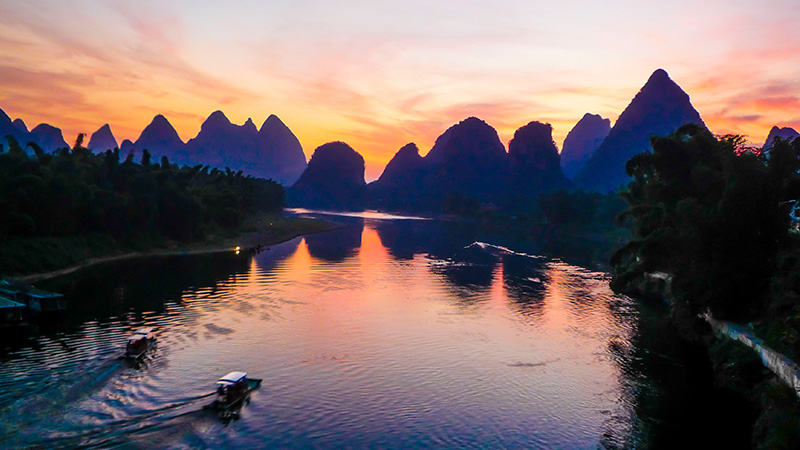 Dreamlike Yulong River at dusk