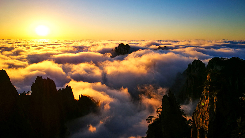 Sunrise in Huangshan Moutain