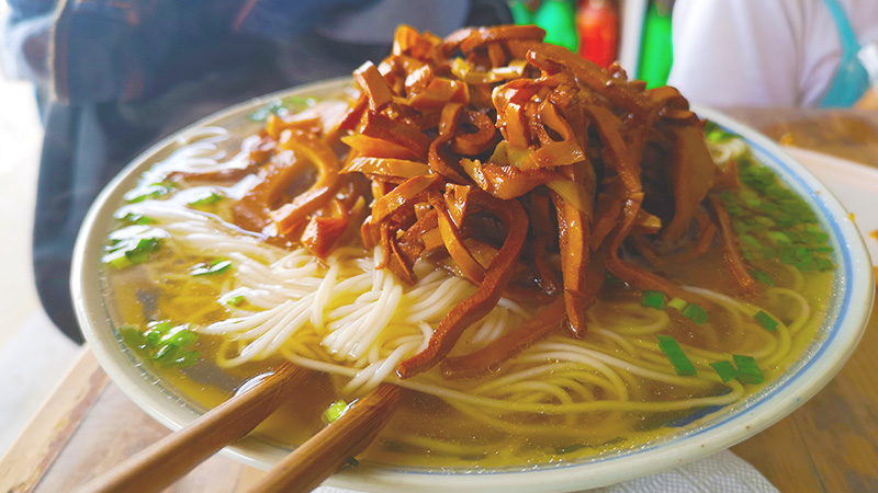 Huangshan noodles with bamboo shoots & pork