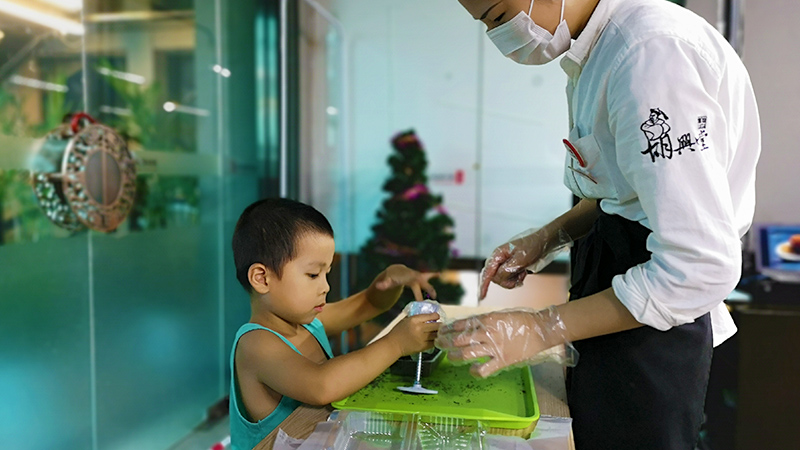 Make Anhui desserts in a restaurant in Huangshan