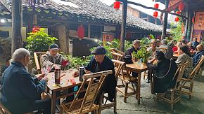 Local people have fun in Chengdu, Sichuan Province
