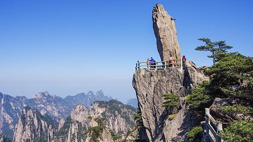 Enjoy the scenery on Mount Huangshan